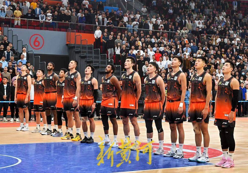 追逐荣耀!球员们拼尽全力为团队取得胜利的简单介绍 追逐荣耀!球员们拼尽全力为团队取得胜利的简单介绍