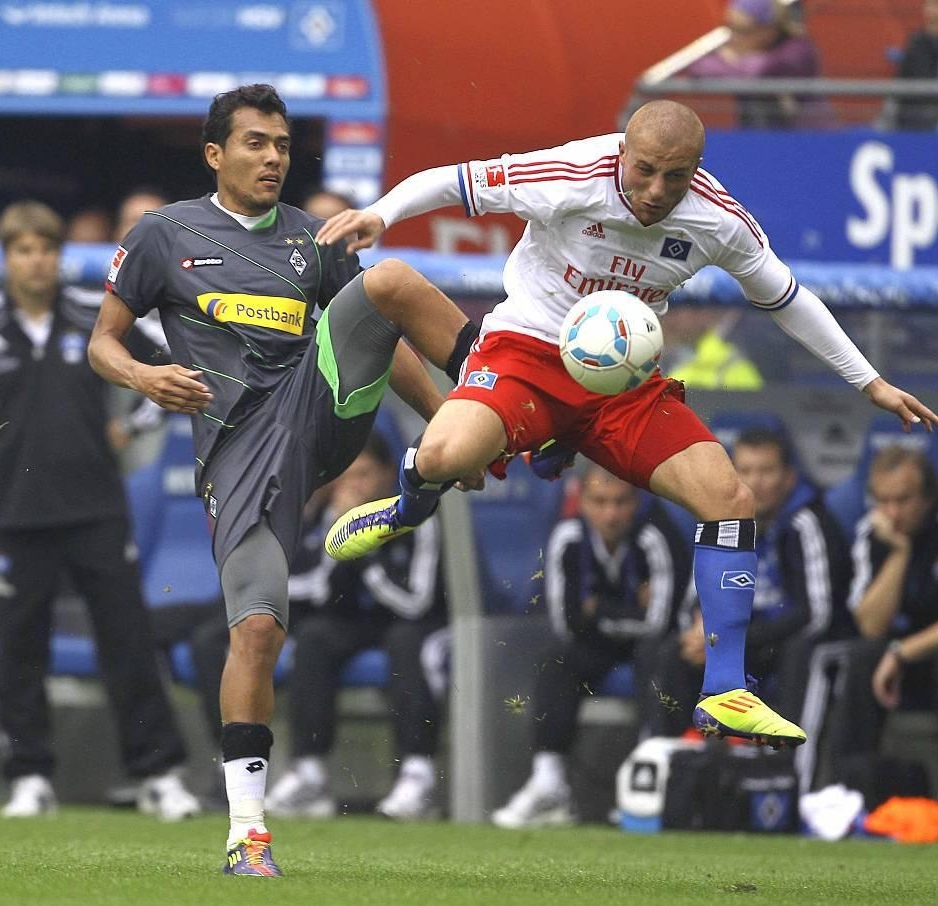 足球比赛赛场紧张刺激，胜负难以预测