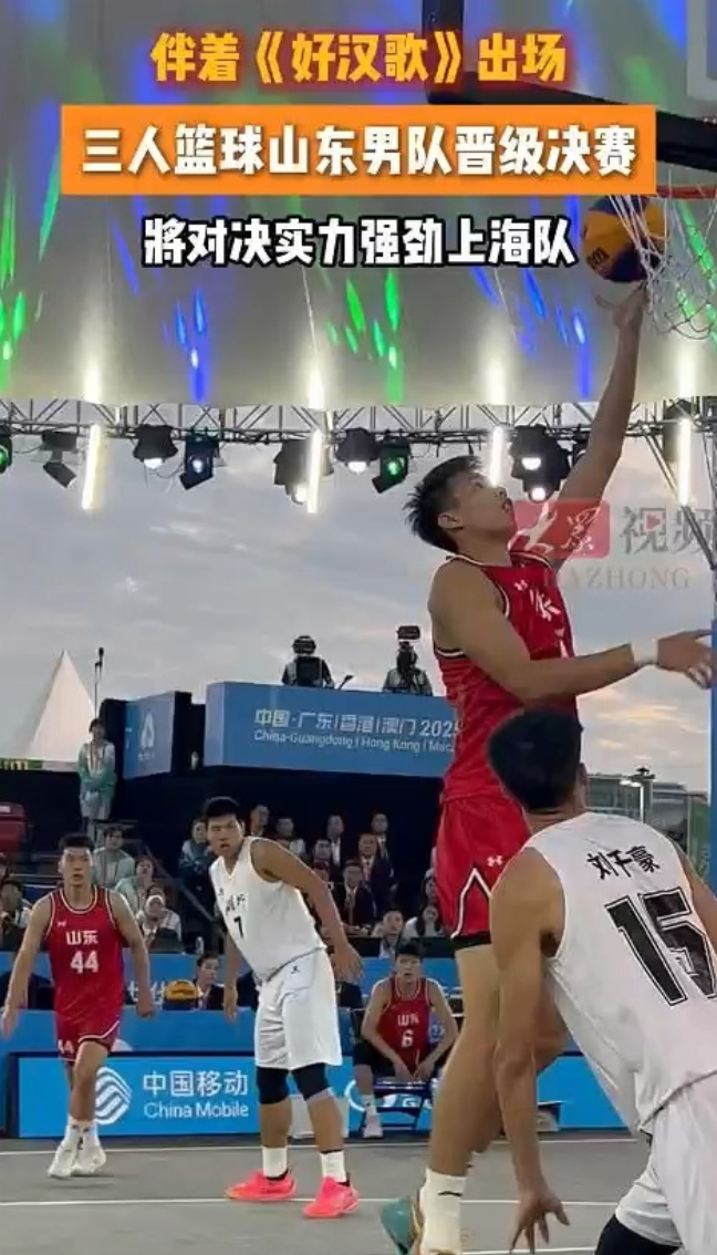 中国篮球联赛各路强队实力对决，现场观众热情高涨