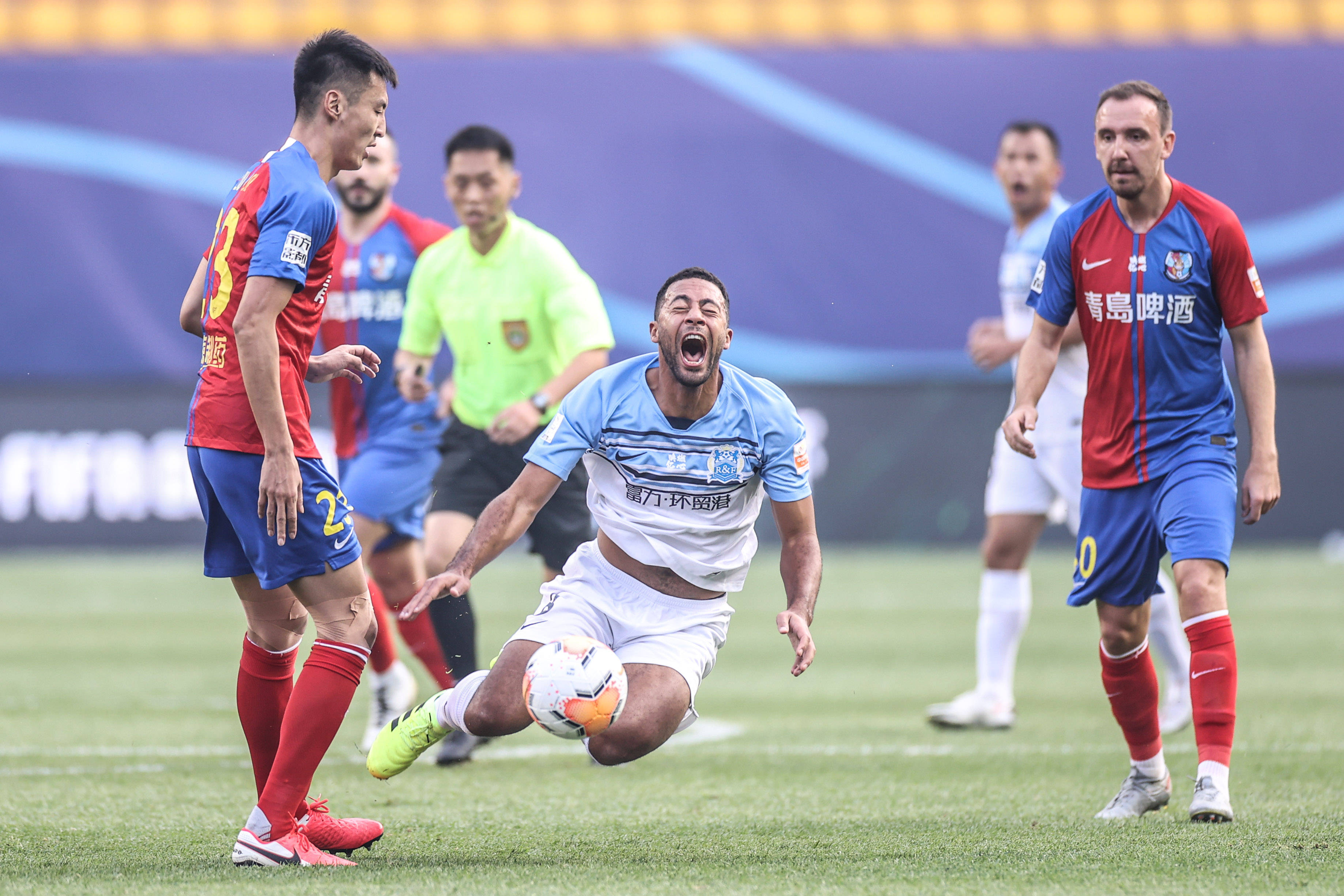 球场上的较量：中超球员奉献出精彩表现，吸引无数眼球的简单介绍